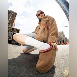 UGG Platform Celebrity Fave - Size US 6 UK 4 Chestnut Color Tazz